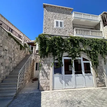 Πανσιόν Luxury Andrea 4*