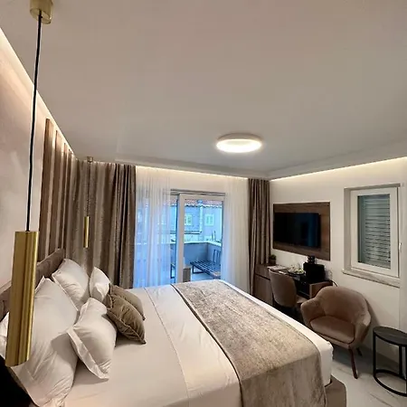 Luxury Andrea Πανσιόν 4*