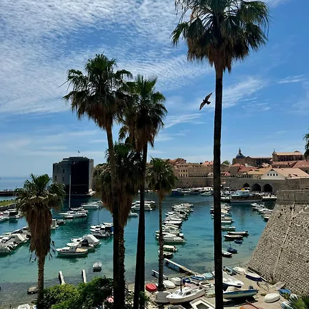 Πανσιόν Luxury Andrea 4*